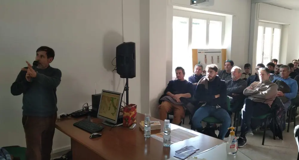 La premiazione del concorso con studenti e apicoltori